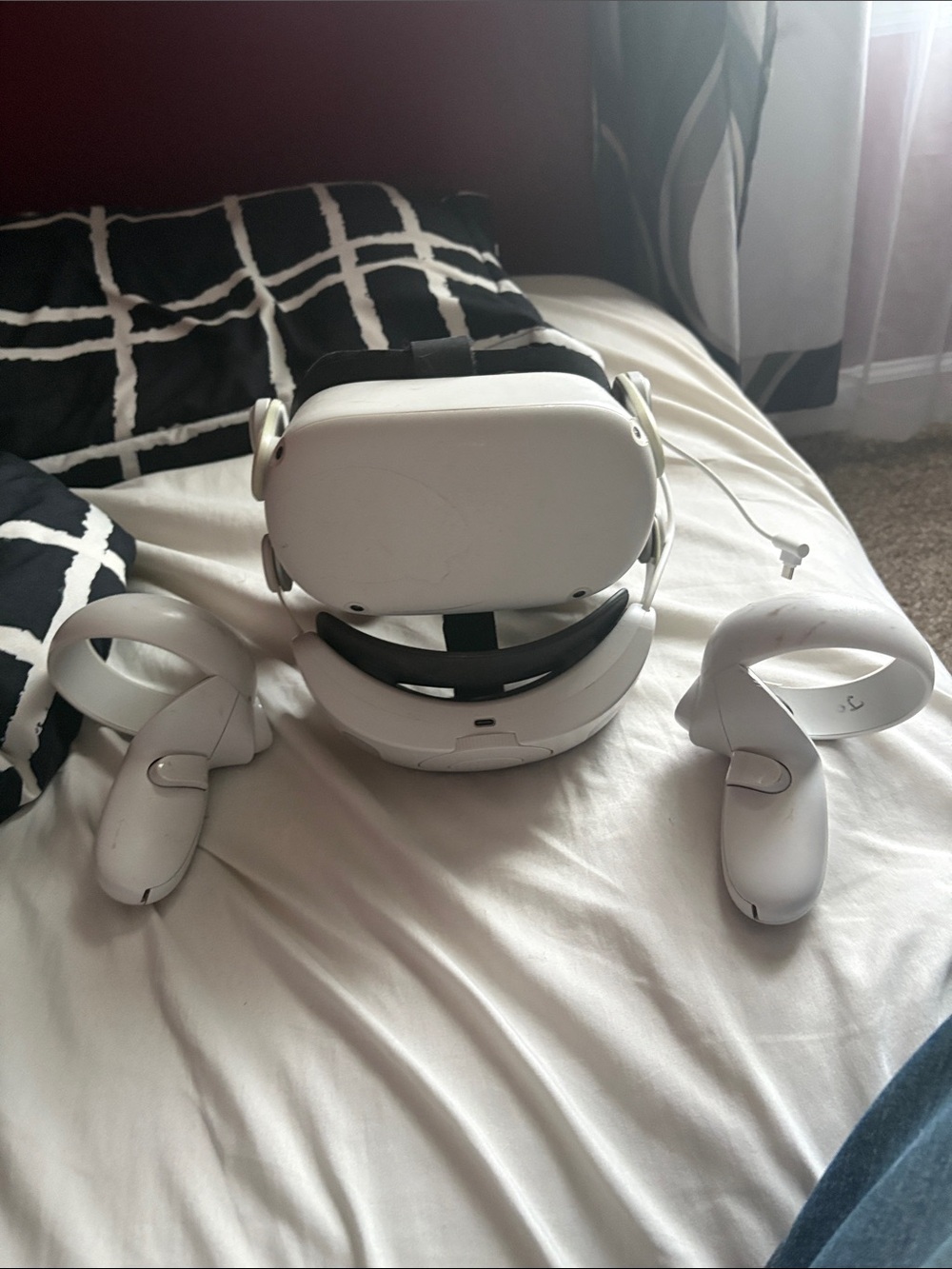 Standalone White VR Headset with Two White Controllers with battery pack